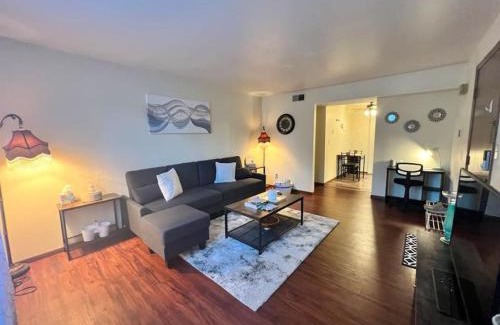Orange Prairie Appartement | Quiet Cozy 2BR APT Black out Curtains