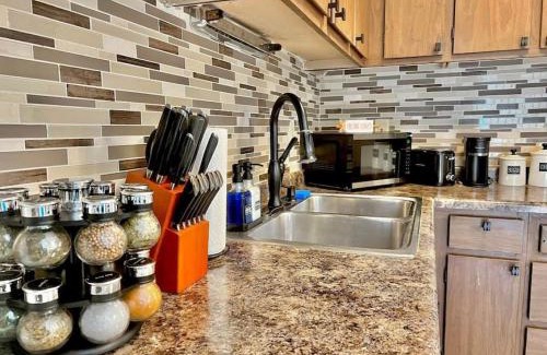 Orange Prairie Appartement | Quiet Cozy 2BR APT Black out Curtains