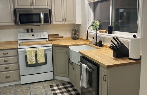 Okanagan-Similkameen Maison | Quiet, cozy, 3-bedroom house, minutes away from Lake and wineries. Pet-friendly!