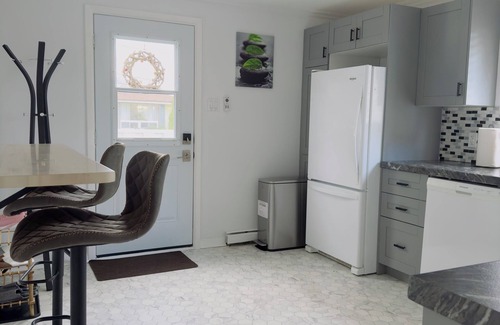 Saint John Maison | Quiet Cozy Family & Pet Friendly Home. 5 mins to shopping district & Cinema.