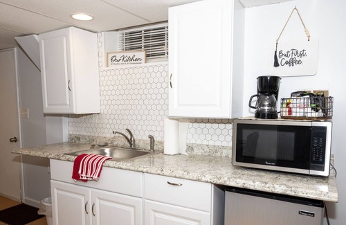 North Haven Appartement | Quiet, cozy, newly renovated unit w/ fireplace close to highways and town center