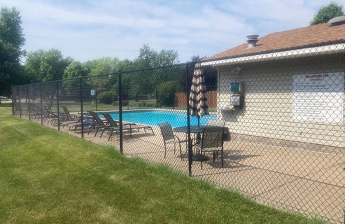 Bettendorf Copropriété | Quiet & Cozy Pet-Friendly Condo with Pool & Garage