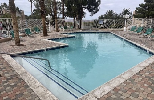 Foothills Maison | Quiet Cozy Two Bedroom Townhome in Henderson Nevada .