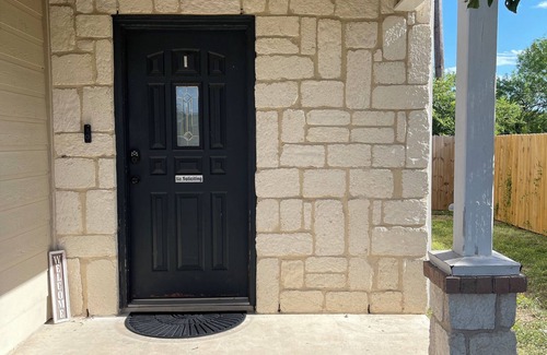 San Antonio Maison | Quiet cul de sac, near SeaWorld and AFB! 3 bedrooms that accommodates up to 8!