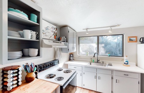 Tillicum Beach Maison | Calme, maison chien-friendly avec bain à remous privé, arrière-cour, et chemin de la plage