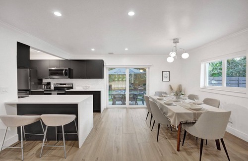 South Corals Maison | Quiet Escape | Private Yard/BBQ | Walk 2 Downtown