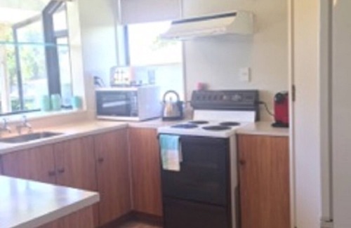Waihi Beach Maison | Quiet Family Friendly Bach close to all amenities