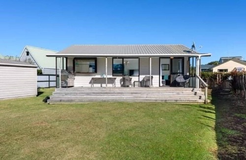 Waihi Beach Maison | Quiet Family Friendly Bach close to all amenities