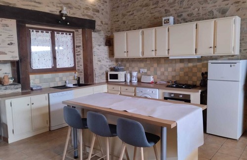 Sarrazac Maison | Quiet family home with secure swimming pool