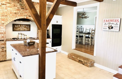 Liberty Hill Autre | Quiet Farmhouse surrounded by 50 acres