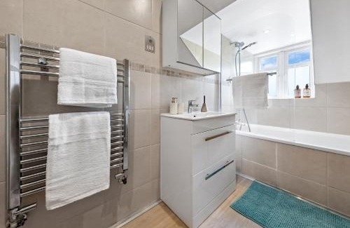 Friern Barnet Appartement | Quiet Flat, Sleeps 5, Free Parking Included