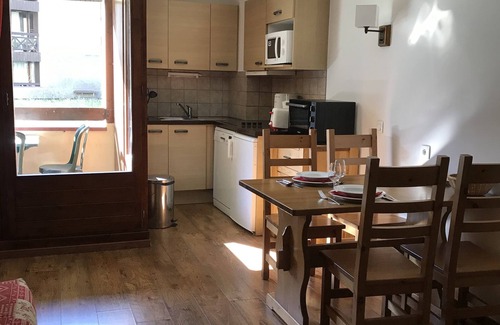 Brides-les-Bains Appartement | Studio calme, meublé, classé 3 étoiles, au pied du domaine des 3 vallées.