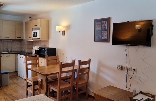 Brides-les-Bains Appartement | Studio calme, meublé, classé 3 étoiles, au pied du domaine des 3 vallées.