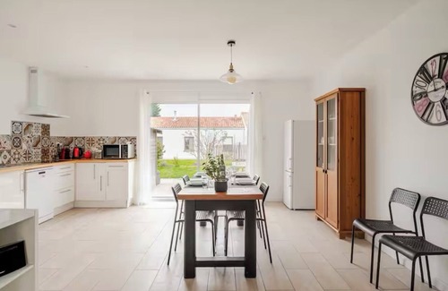 Brem Sur Mer Maison | Logement avec jardin au calme à quelques minutes du centre ville et des plages.