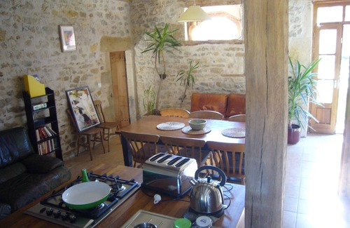 Pleuville Maison | Calme Gite à Château Motifs en Charente rural, avec piscine et accès au parc