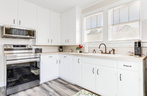 Grove Hill Cottage | Quiet Grove Hill Cottage w/ Wraparound Deck!