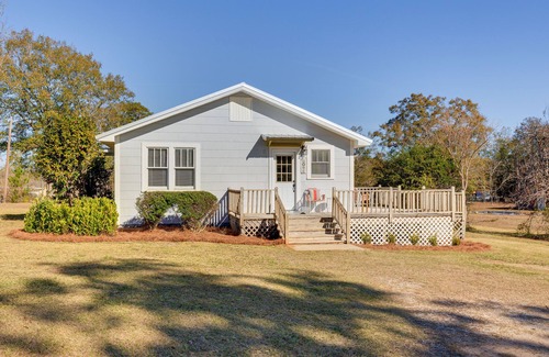 Grove Hill Cottage | Quiet Grove Hill Cottage w/ Wraparound Deck!