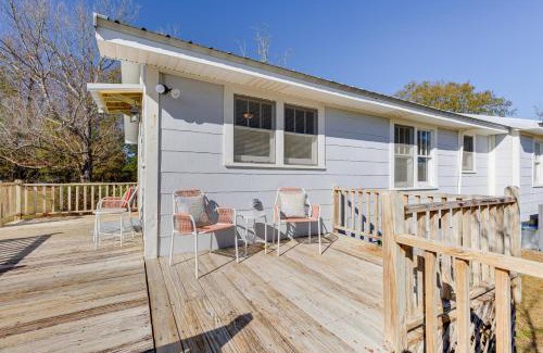 Grove Hill Maison | Quiet Grove Hill Cottage with Wraparound Deck!