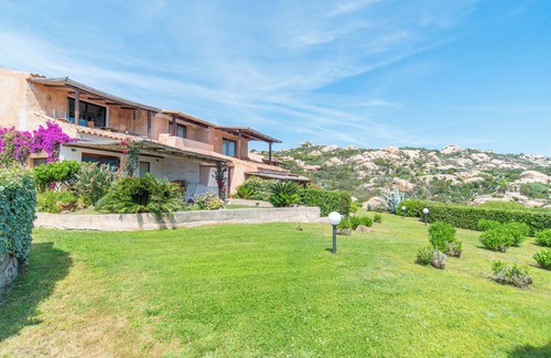 Punta Sardegna Appartement | Appartement de vacances calme avec terrasse et vue sur mer ; places de parking disponibles ; animaux domestiques admis.