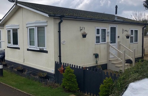Aldborough Chalet De Ski | Quiet holiday park on North Norfolk Coast. 5 minute walk to dog friendly beach.