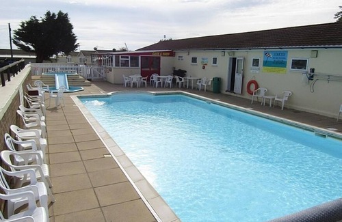 Aldborough Chalet De Ski | Quiet holiday park on North Norfolk Coast. 5 minute walk to dog friendly beach.