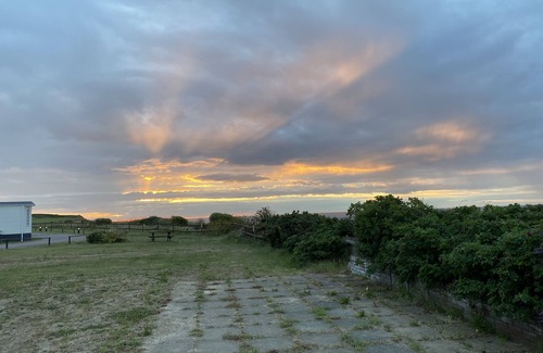 Aldborough Chalet De Ski | Quiet holiday park on North Norfolk Coast. 5 minute walk to dog friendly beach.