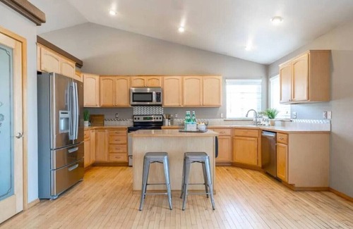 Tri-Cities Maison | Quiet Home, Fenced Yard, 2 Car Garage 3/2 #8716