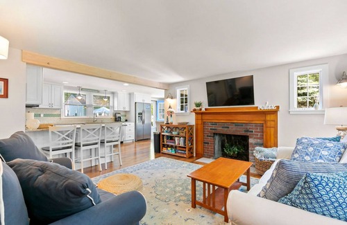 Teaticket Maison | Quiet home near Great Pond with patio, W/D, AC, games, & private yard