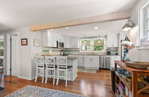 Teaticket Maison | Quiet home near Great Pond with patio, W/D, AC, games, & private yard