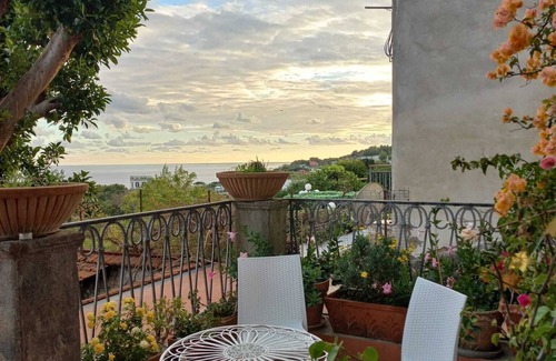 Posillipo Maison | Quiet house a stone's throw from the sea at Posillipo with 5 beds and two bathrooms.