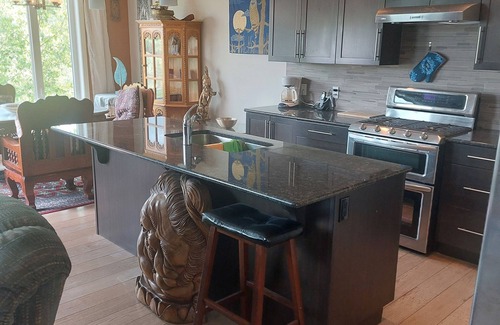 Cochrane Maison | Quiet house and neighborhood well located 25 minutes from Calgary.