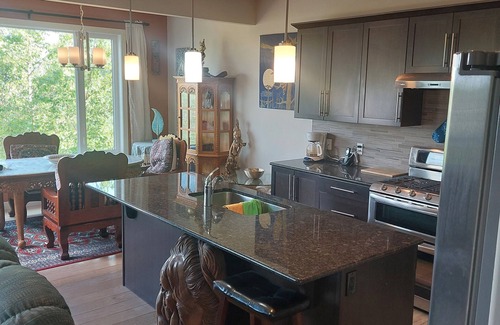 Cochrane Maison | Quiet house and neighborhood well located 25 minutes from Calgary.
