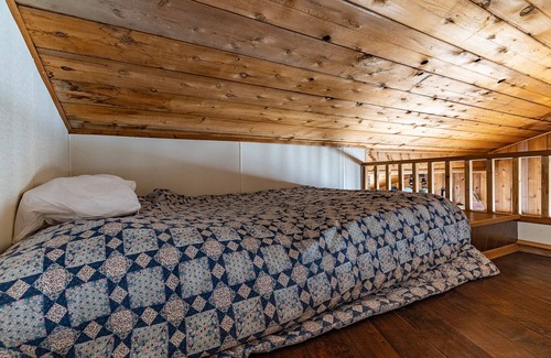 Division No. 11 Cabine | Quiet Lakefront Cabin with Huge Windows