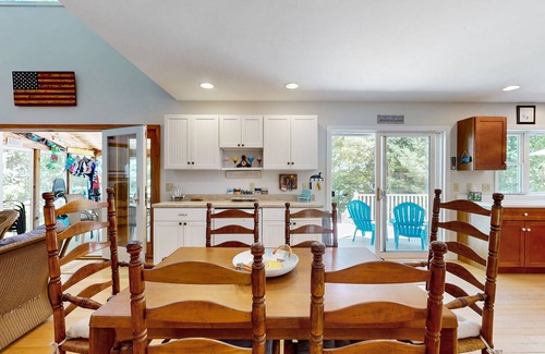 The Bays Maison | Quiet lakefront home w/private beach, dock, screened porch and stunning views