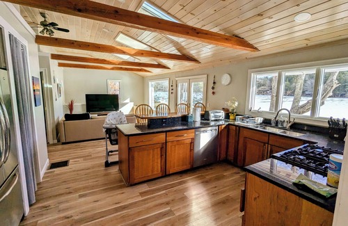 Northwood Cabine | Quiet Lakeside Escape
