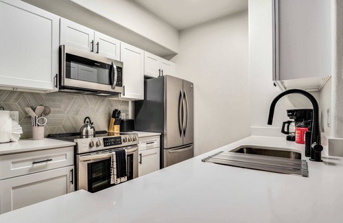Chandler Appartement | Quiet Modern 1BR Pickleball, Pool, Parking, Gym 08