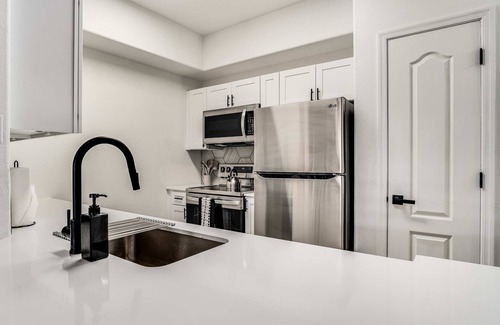 Chandler Appartement | Quiet Modern 2BR Pickleball, Pool, Parking, Gym 03