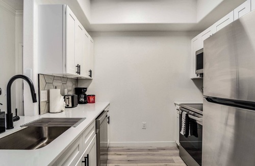 Chandler Appartement | Quiet Modern 2BR Pickleball, Pool, Parking, Gym 03