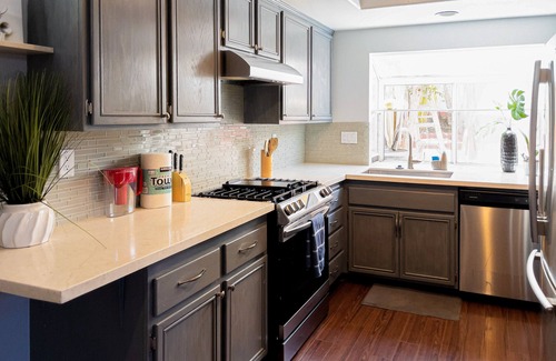 Santa Ana Heights Maison | Quiet Modern Home by Meadows Park