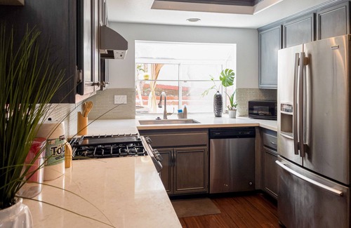 Santa Ana Heights Maison | Quiet Modern Home by Meadows Park