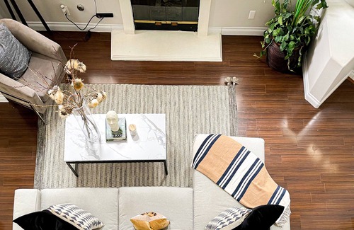 Santa Ana Heights Maison | Quiet Modern Home by Meadows Park