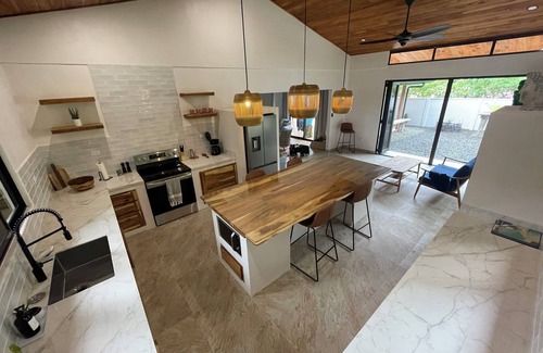 Baru Maison | Quiet Mountain Home, 20-minute drive to Playa Dominical