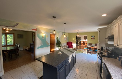 Round Top Maison | Quiet Mountain View Art House - Up on a hill - Round Top!