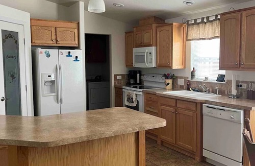 Bruneau Maison | Quiet neighborhood in Bruneau, 3 bedroom, handicap acessible, wifi and AC