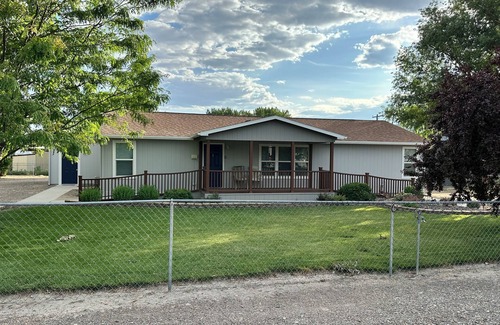 Bruneau Maison | Quiet neighborhood in Bruneau, 3 bedroom, handicap acessible, wifi and AC