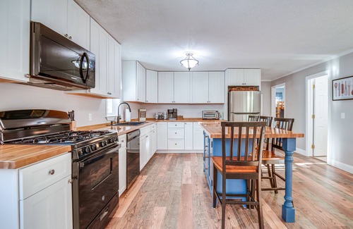 Locke Lake Colony Maison | Quiet New Hampshire Getaway w/ Game Room!