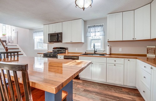 Locke Lake Colony Maison | Quiet New Hampshire Getaway w/ Game Room!
