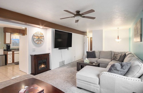 North Central Omaha Maison | Quiet Parkside Home with Gym & Dedicated Office. Central Location.