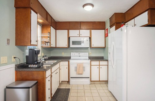 North Central Omaha Maison | Quiet Parkside Home with Gym & Dedicated Office. Central Location.