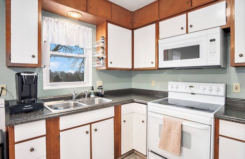 North Central Omaha Maison | Quiet Parkside Home with Gym & Dedicated Office. Central Location.